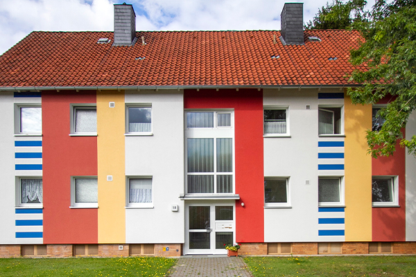 Ein buntes Reihenhaus in der Frontalansicht in der Bilderbeckstraße Celle